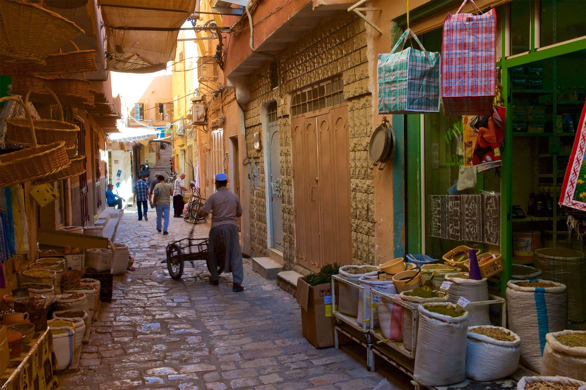Рынок аукционов в Бени-Изгене (Le marché aux enchères)